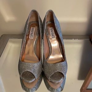 Badgley Mischka silver glitter metallic peep-toe pumps.